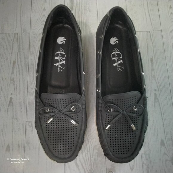 Black Shelley Perforated Gloria Vanderbilt Loafer Moccasins Silver Grommets 8.5M - Picture 1 of 5